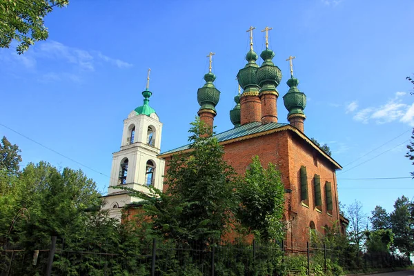 Régi szép vöröstéglás orosz ortodox egyház a zöld d — Stock Fotó