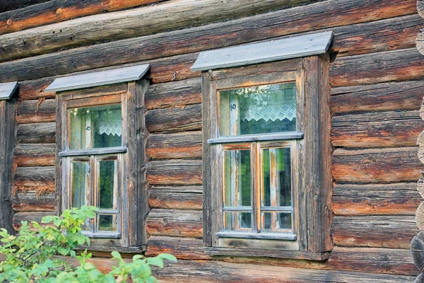 Bela vintage tradicional russo log casa com vento de madeira — Fotografia de Stock