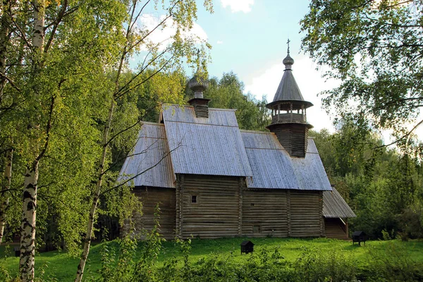 Belo velho log de madeira Igreja russa sobre os vidoeiros verdes em — Fotografia de Stock