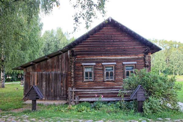 Prachtige vintage traditionele Russische log huis met houten wind — Stockfoto