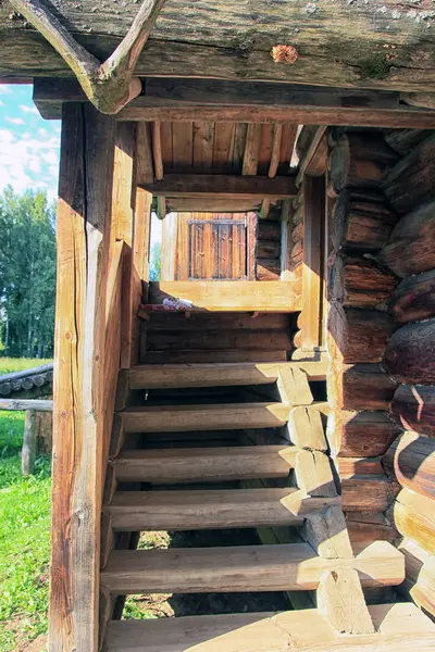 Belas escadas de madeira velhas para o alpendre da casa de madeira russa — Fotografia de Stock