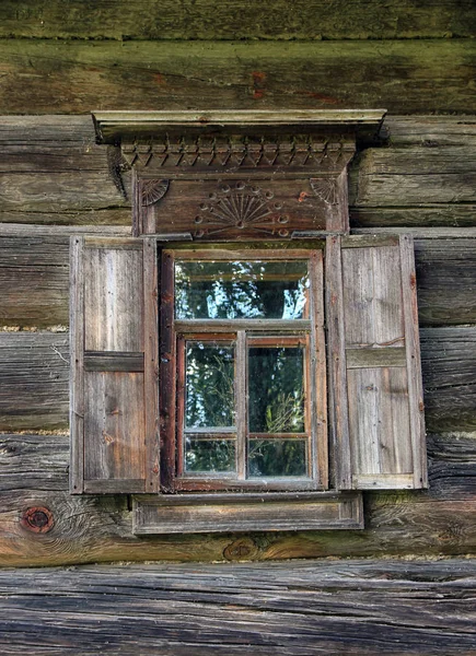 Prachtige vintage traditionele Russische log huis met houten wind — Stockfoto