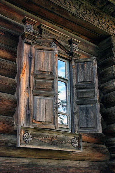 Bela vintage tradicional russo log casa com vento de madeira — Fotografia de Stock