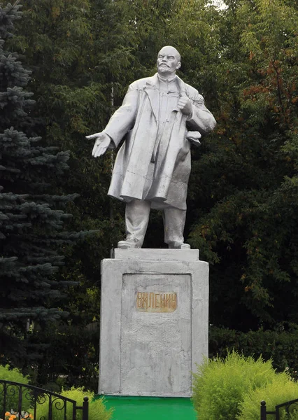 Исторический металлический серебряный памятник Ленина в перспективе в малом — стоковое фото