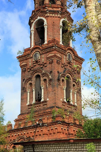 Beautiful old russian abandoned bell tower of red brick — Stock Photo, Image