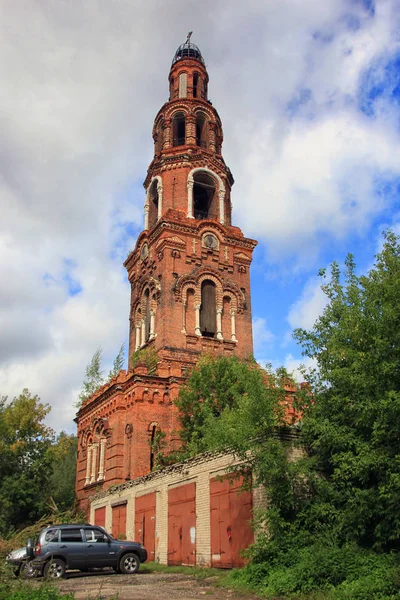 Beau vieux clocher russe abandonné de brique rouge — Photo