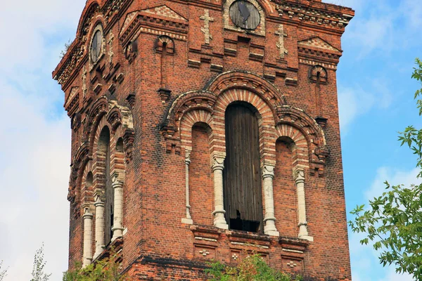 Piękny stary rosyjski opuszczonych dzwonnica z czerwonej cegły — Zdjęcie stockowe