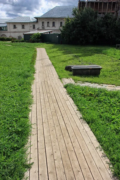 Belo caminho de pé de madeira pavimentado com placa de madeira com verde — Fotografia de Stock