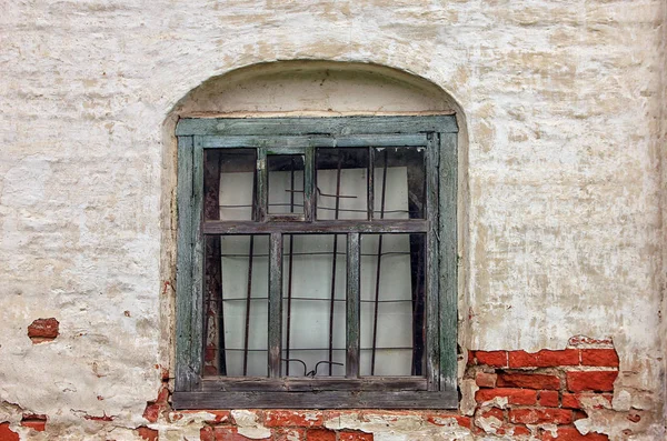 Old ruined wooden window with green wood frame in old building w — Stock Photo, Image