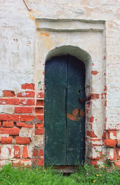 Elewacja ściany z czerwonej cegły bloki z stary zielony Deska drewniana czy — Zdjęcie stockowe