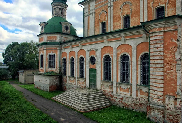 Mooie voorkant van de Russisch-orthodoxe kerk met de oranje baksteen — Stockfoto