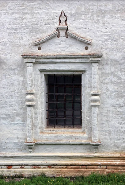 Ścianie elewacji z cegły tynk z okna z starych bary aba — Zdjęcie stockowe