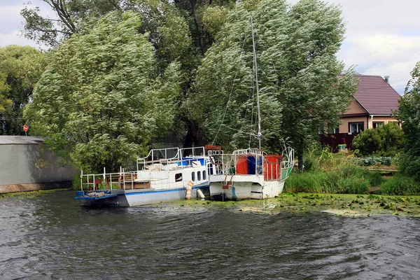 Two motor boats around the grassy Bank of the river in the villa — Stock Photo, Image