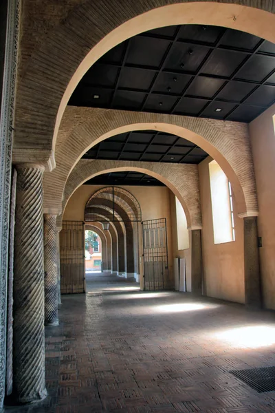 Disimpegno ad arco medievale con archi in mattoni — Foto Stock
