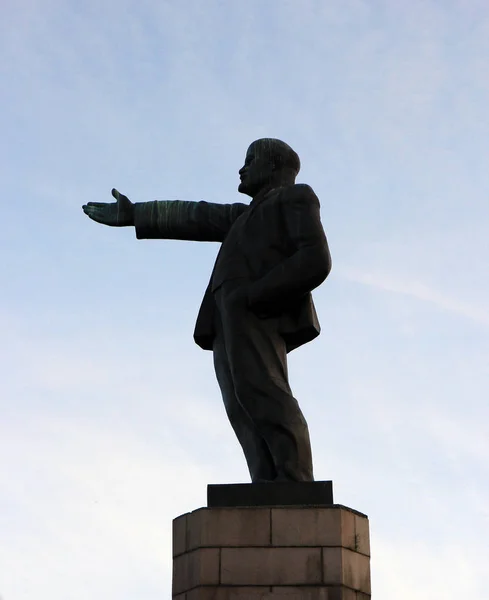 Silhueta engraçada de uma estátua de Vladimir Lenin em um positi engraçado — Fotografia de Stock