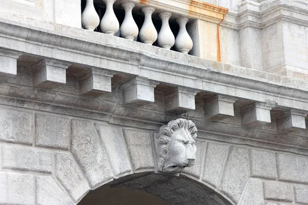 Tête de lion en marbre romain médiéval en arc italien, Venise , — Photo