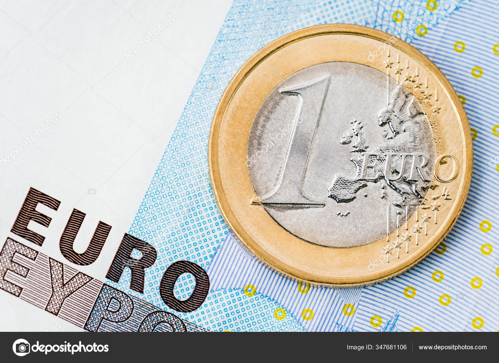蓝色钞票背景的一枚欧元硬币的细节——图库图片© vojtaheroutcom #347681106