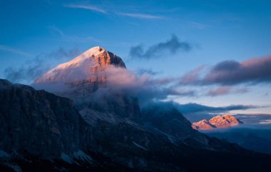 Dolomitlerin serin atmosferinde güneşli dağ tepeleri