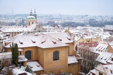 Prag çatıları taze karla kaplı.