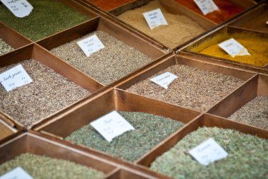 Piyasadaki tahta kutulardaki baharatlar.