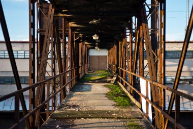 Paslı köprünün sonundaki kapalı metal kapı.