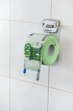 Paradan yapılmış tuvalet kağıdı.
