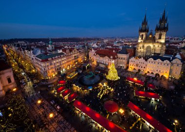 Prag, Çek Cumhuriyeti - 17 Aralık 2013: Prag, Çek Cumhuriyeti 'nde Eski Şehir Meydanı, 17 Aralık 2013 tarihinde Prag' da Noel sezonu sırasında. Her yıl Noel pazarı kasım sonunda Noel ağacını ışıklandırmakla başlar..