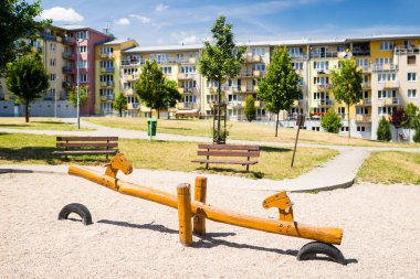 Yeni inşa edilmiş apartman bloklarının önündeki çocuk parkı doğada
