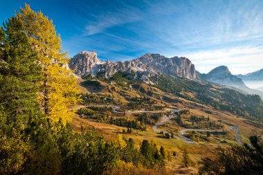 Dolomiti 'nin sonbahar manzarasında Serpentine Yolu