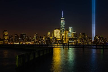 Modern New York gece silueti, Özgürlük Kulesi de dahil