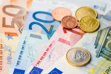 Avrupa parası - arkasında avro sentleri ve banknotlar olan bir euro sikke