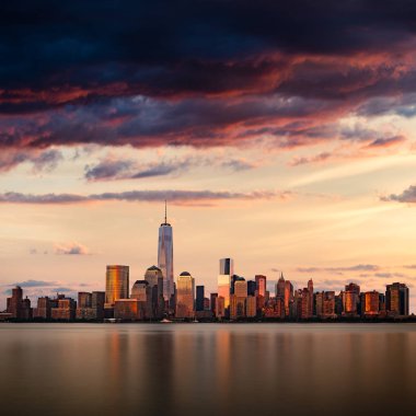 Gün batımında New York şehri manzarası