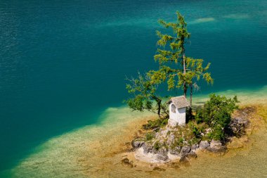 Avusturya, Avrupa 'da Salzkammergut' ta Wolfgangsee Gölü 'ndeki temiz turkuaz küçük ada
