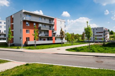 Üç yeşil parktaki yeni inşa edilmiş apartman bloklarının kamuoyu görüntüsü