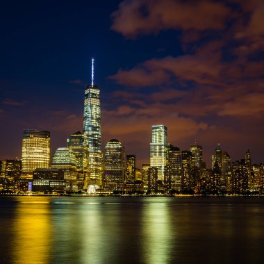 Aşağı Manhattan, New York, Usa - dramatik gökyüzü ile akşam fotoğrafı