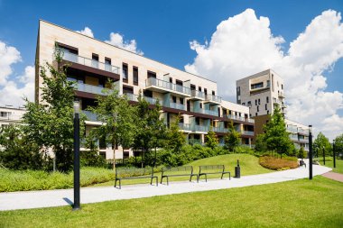 Çevresinde yeşil alan olan yeni inşa edilmiş apartman blokları