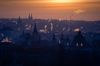 Sabahın erken saatlerinde Prag şehri bacalarla dolu.