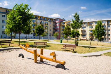 Yeni inşa edilmiş apartman bloklarının önündeki çocuk parkı doğada