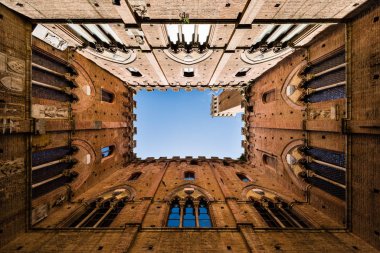 Siena, Tuscany, İtalya 'daki ünlü Torre del Mangia' nın geniş açı görüntüsü