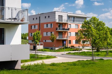 Üç yeşil parktaki yeni inşa edilmiş apartman bloklarının kamuoyu görüntüsü