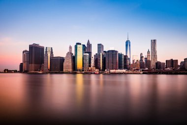 Doğu Nehri 'nin berrak sularında yansıyan Manhattan siluetinin sabah görüntüsü
