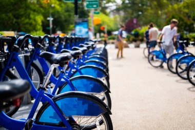 Şehirde kiralanacak bir sürü bisiklet.