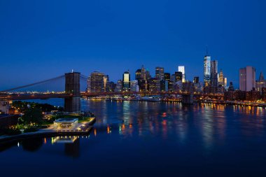Aşağı Manhattan ve Brooklyn Köprüsü ile Mavi New York Panoraması