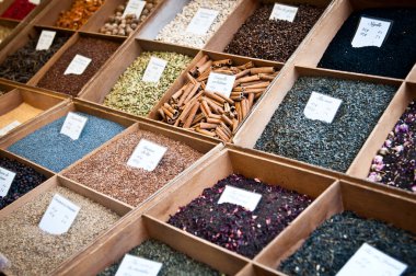 Piyasadaki tahta kutulardaki baharatlar.