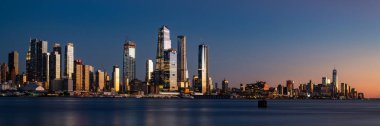 Manhattan 'ın ortasındaki panorama ve alacakaranlıkta aşağı Manhattan. Yeni New York siluetinin mavi saat fotoğrafı.
