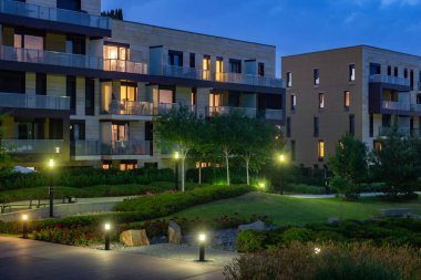 Akşamları yerleşim bölgesinde boş yeşil park. Şehirde yaşamak için bir yer.