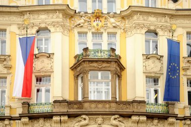 Klasik evde Çek ve Eu bayrağı