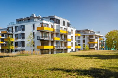 Yeni yapılmış apartman blokları