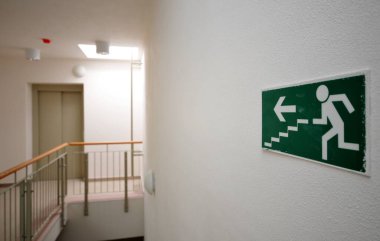 Yeni inşa edilen evde acil çıkış işareti