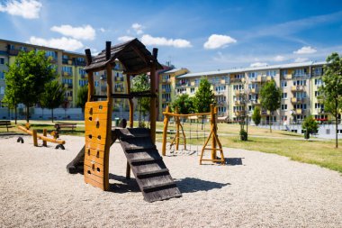 Yeni inşa edilmiş apartman bloklarının önündeki çocuk parkı doğada